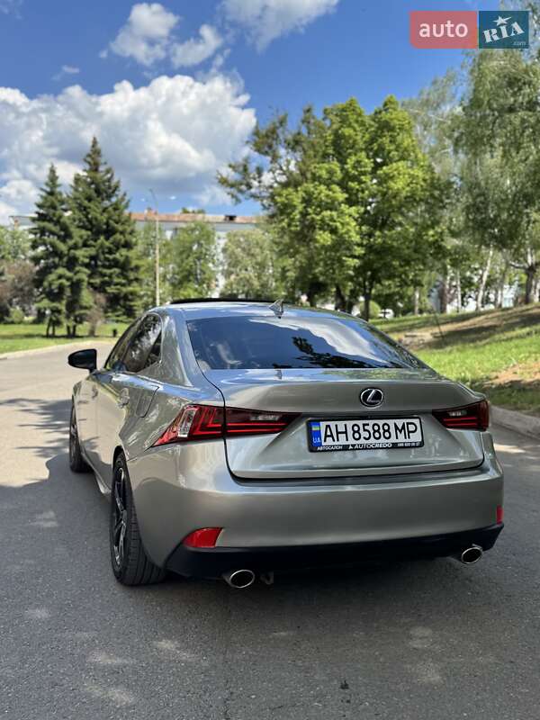 Седан Lexus IS 2015 в Краматорске