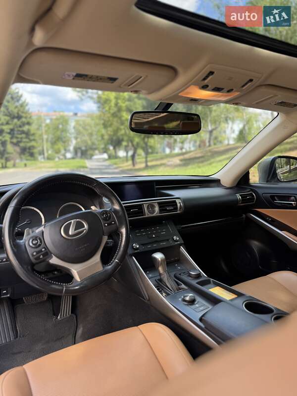 Седан Lexus IS 2015 в Краматорске