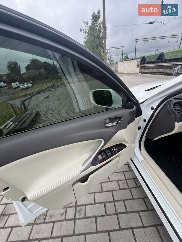 Седан Lexus IS 2012 в Дубно