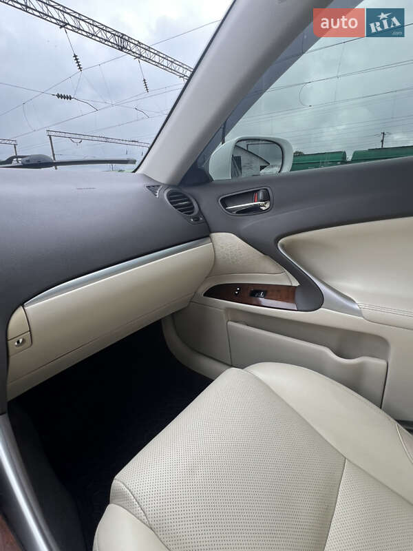 Седан Lexus IS 2012 в Дубно