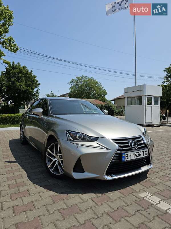 Седан Lexus IS 2017 в 