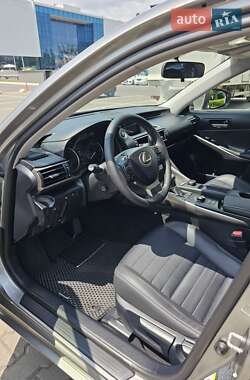 Седан Lexus IS 2017 в 