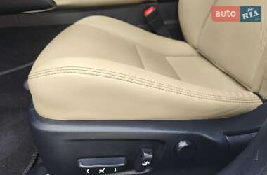 Седан Lexus IS 2017 в 