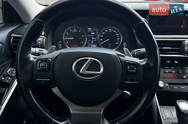 Седан Lexus IS 2017 в 