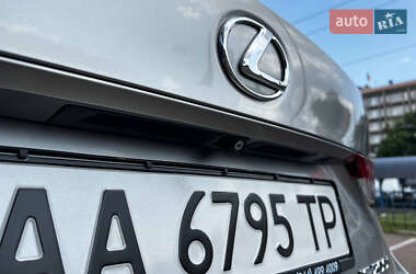 Седан Lexus IS 2017 в 