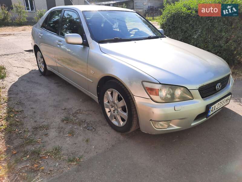 Седан Lexus IS 1999 в Краснограде