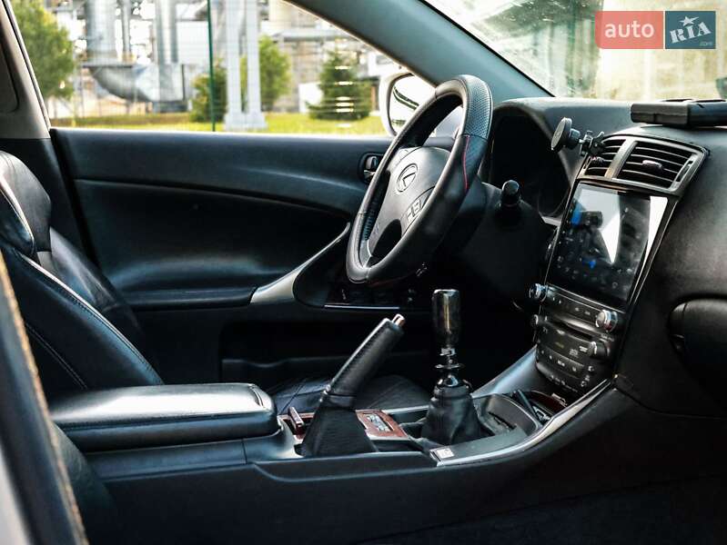 Седан Lexus IS 2005 в Коростене