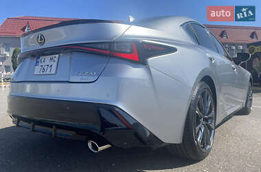 Седан Lexus IS 2022 в 
