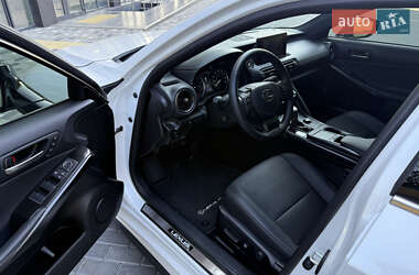 Седан Lexus IS 2024 в 
