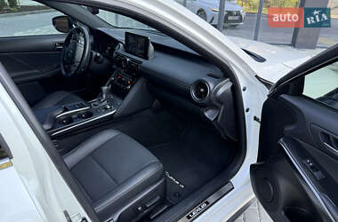 Седан Lexus IS 2024 в 