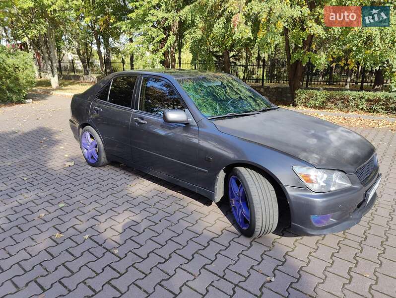 Седан Lexus IS 1999 в Миргороде