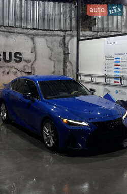 Седан Lexus IS 2021 в 