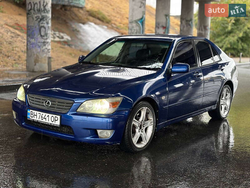 Седан Lexus IS 1999 в 