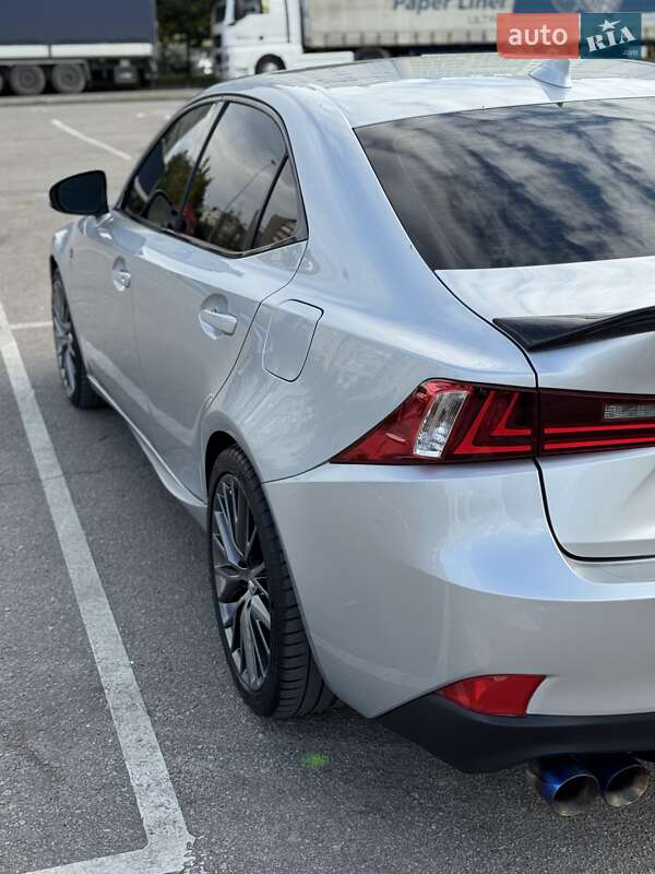 Седан Lexus IS 2015 в Ивано-Франковске