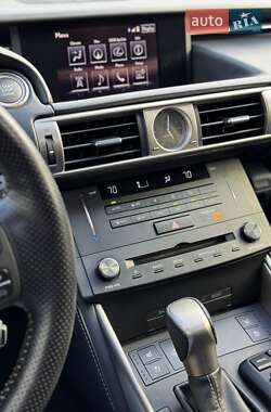 Седан Lexus IS 2015 в 
