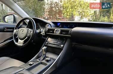 Седан Lexus IS 2017 в 