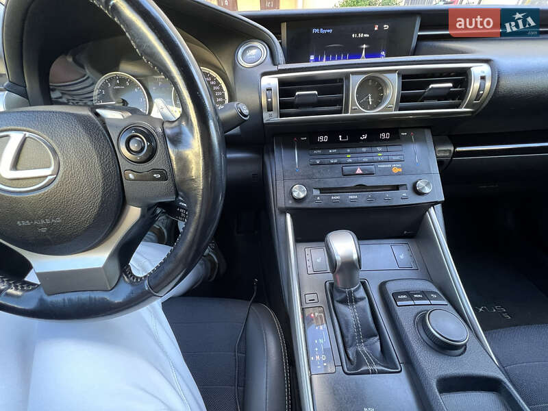 Седан Lexus IS 2015 в Львове