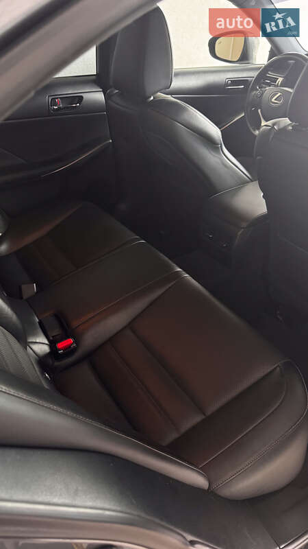 Седан Lexus IS 2015 в Ізмаїлі