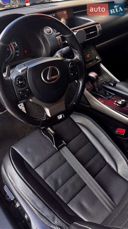 Седан Lexus IS 2015 в Ізмаїлі