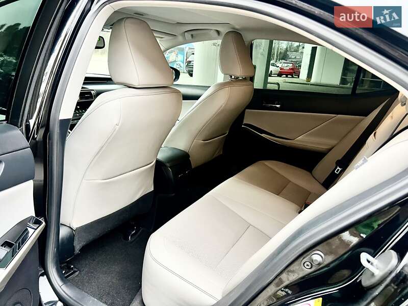 Седан Lexus IS 2015 в Днепре