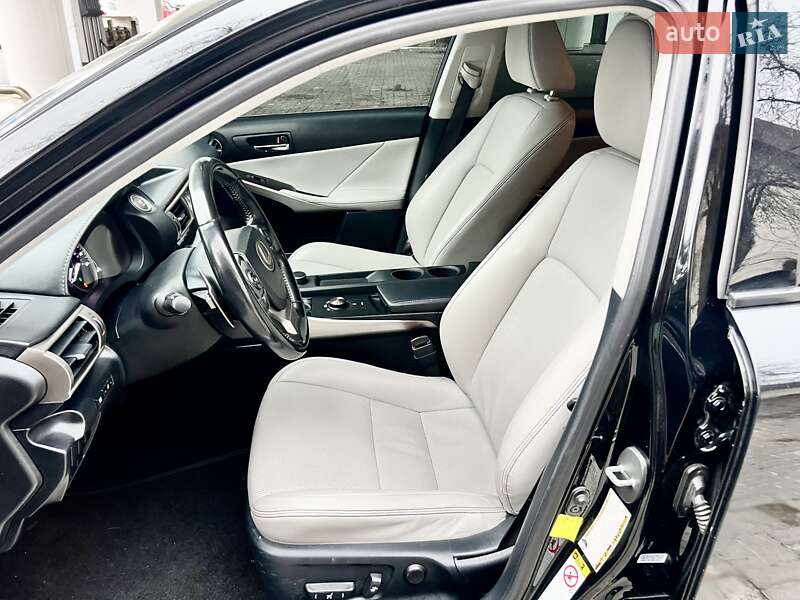 Седан Lexus IS 2015 в Днепре