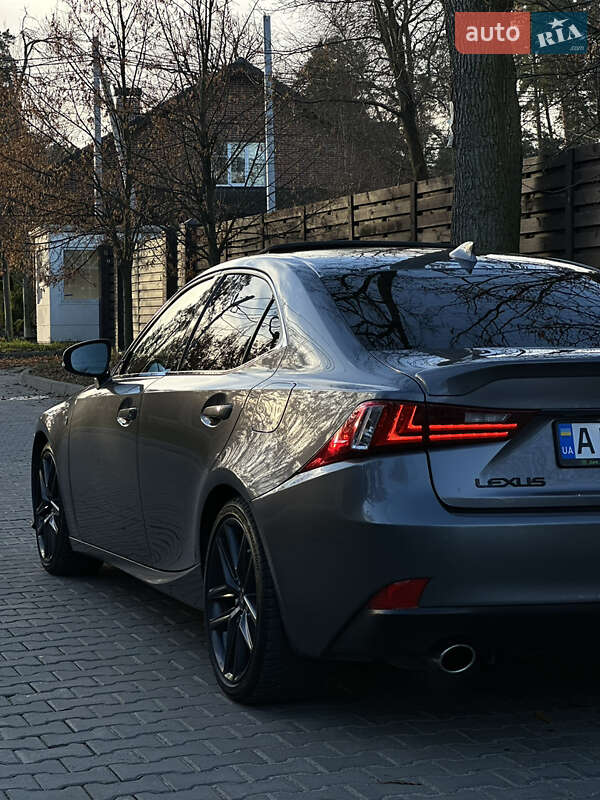 Седан Lexus IS 2013 в Буче