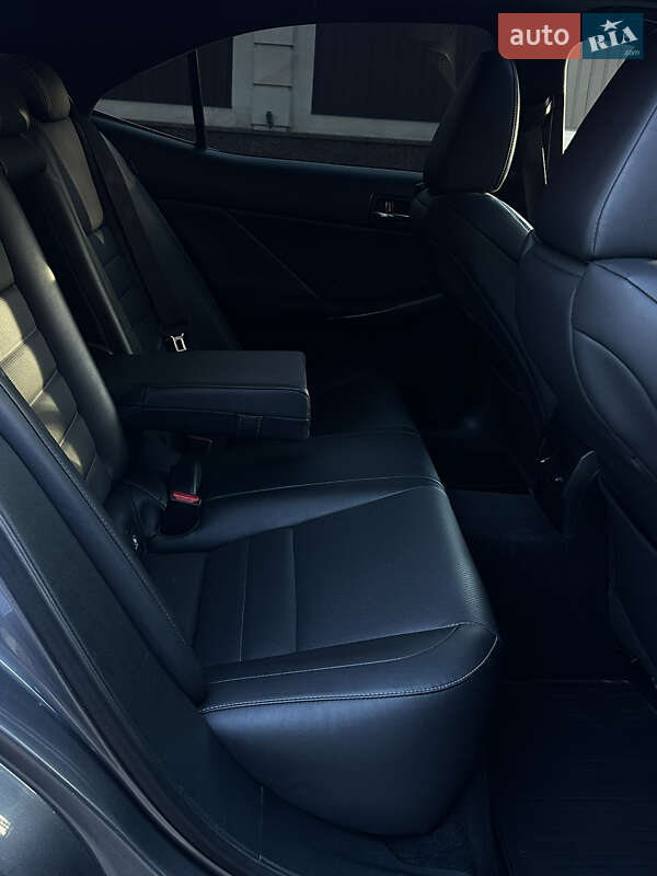 Седан Lexus IS 2013 в Буче