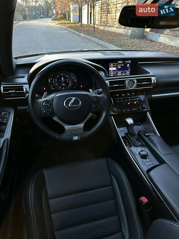 Седан Lexus IS 2013 в Буче