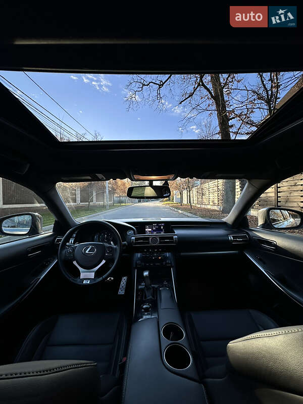 Седан Lexus IS 2013 в Буче