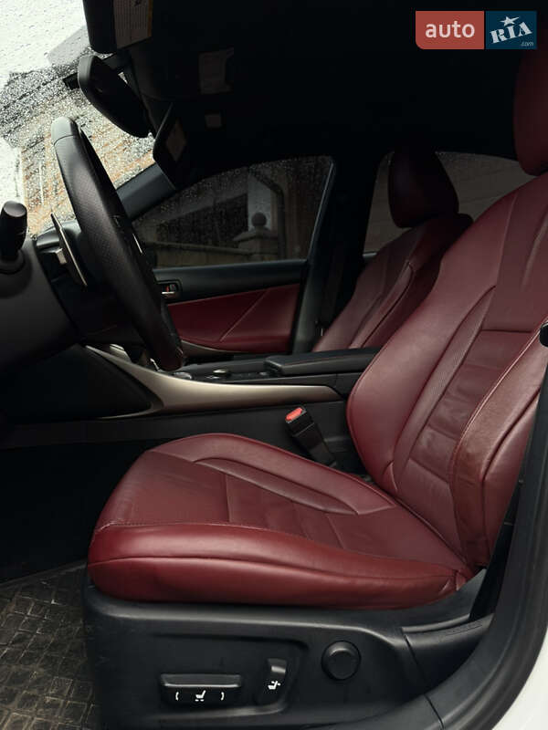 Седан Lexus IS 2015 в Ровно