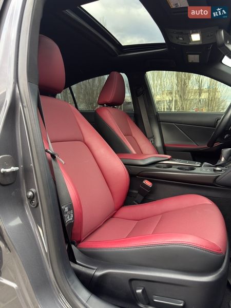 Седан Lexus IS 2023 в Одесі