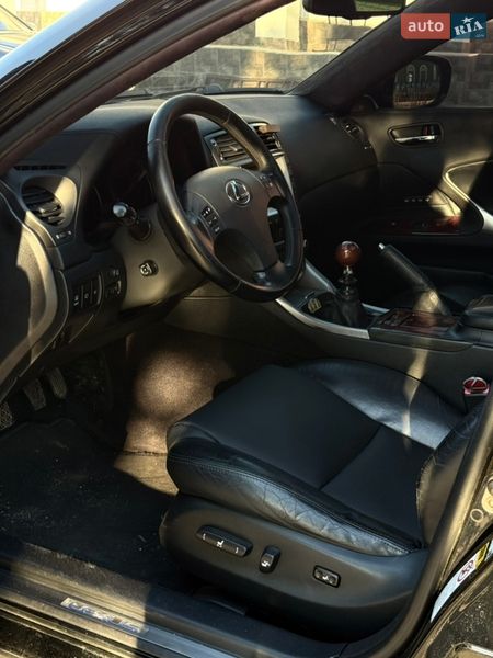Седан Lexus IS 2005 в Визирці