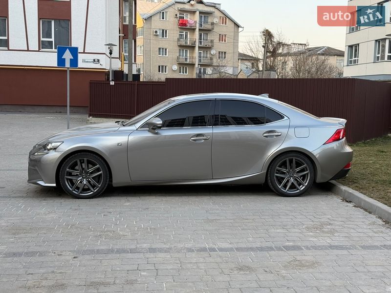 Седан Lexus IS 2015 в Коломиї