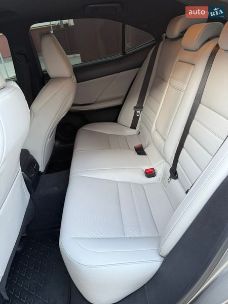 Седан Lexus IS 2015 в Коломиї