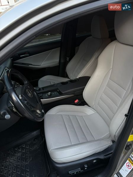 Седан Lexus IS 2015 в Коломиї
