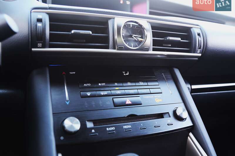 Седан Lexus IS 2017 в Киеве