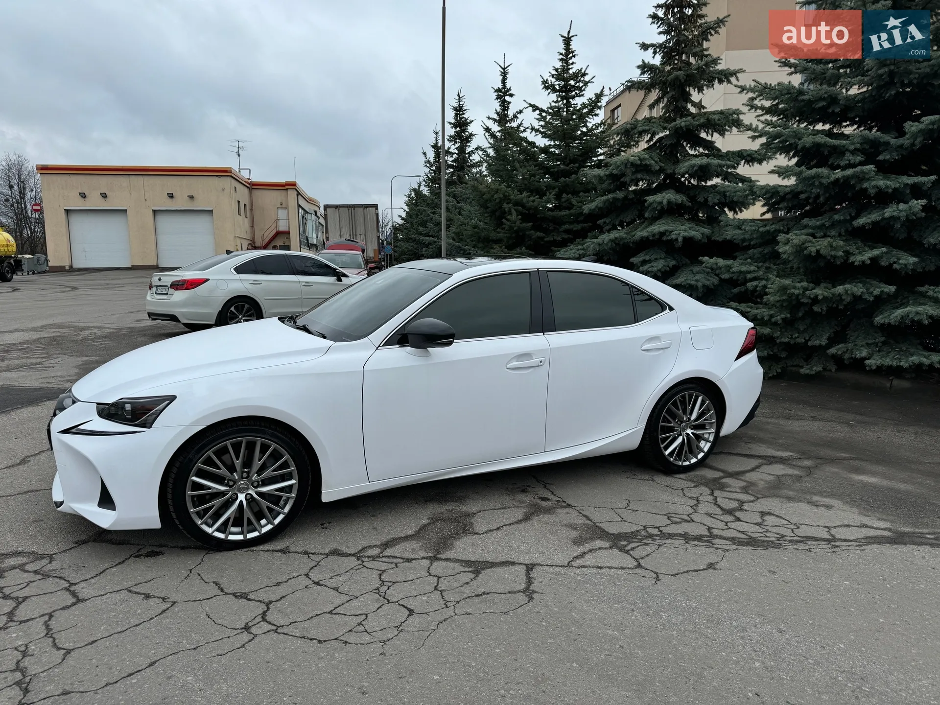 2017 Lexus IS - мініатюра 2