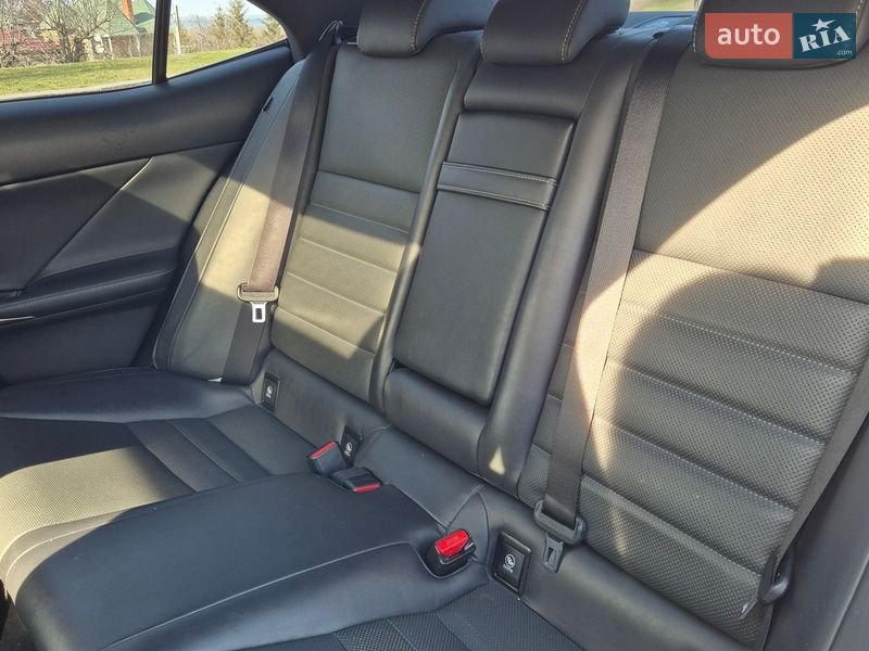 Седан Lexus IS 2016 в Черкасах