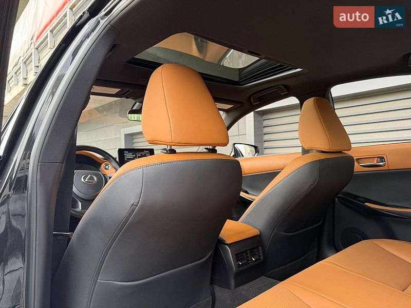 Седан Lexus IS 2023 в Києві
