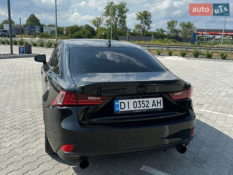Седан Lexus IS 2015 в Ужгороді