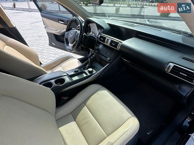 Седан Lexus IS 2015 в Ужгороді