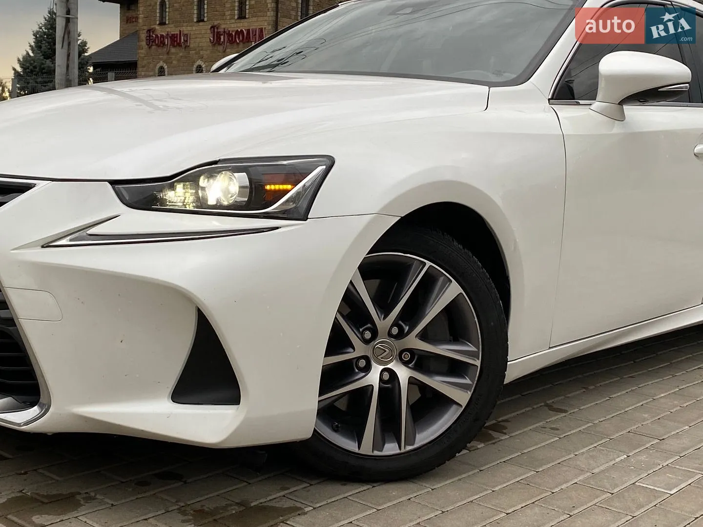 2017 Lexus IS - мініатюра 2