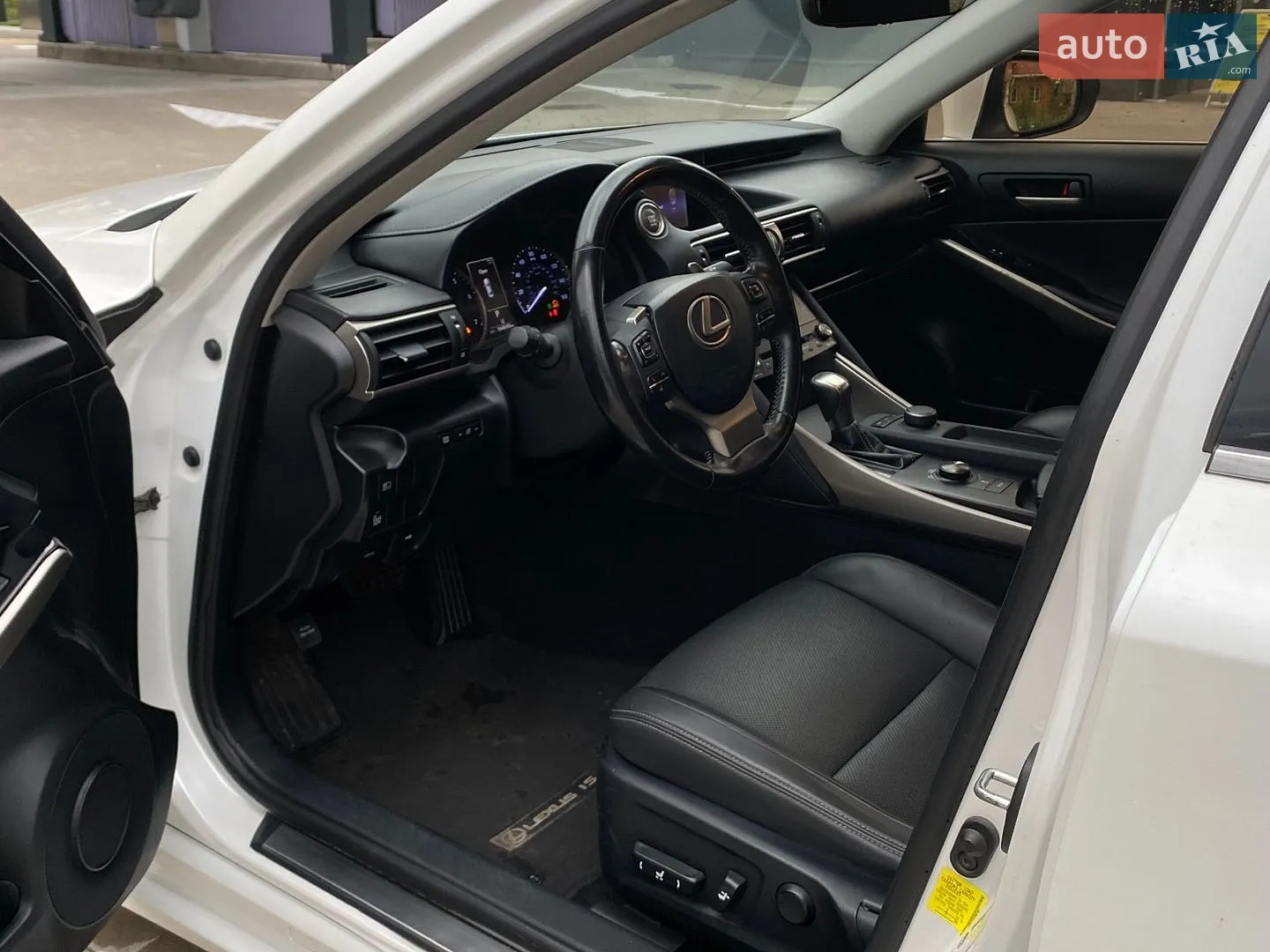 2017 Lexus IS - мініатюра 13