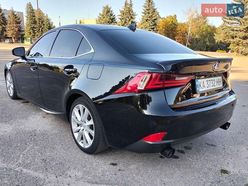 Седан Lexus IS 2016 в Новій Водолагі