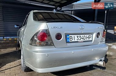 Седан Lexus IS 2000 в Миргороді
