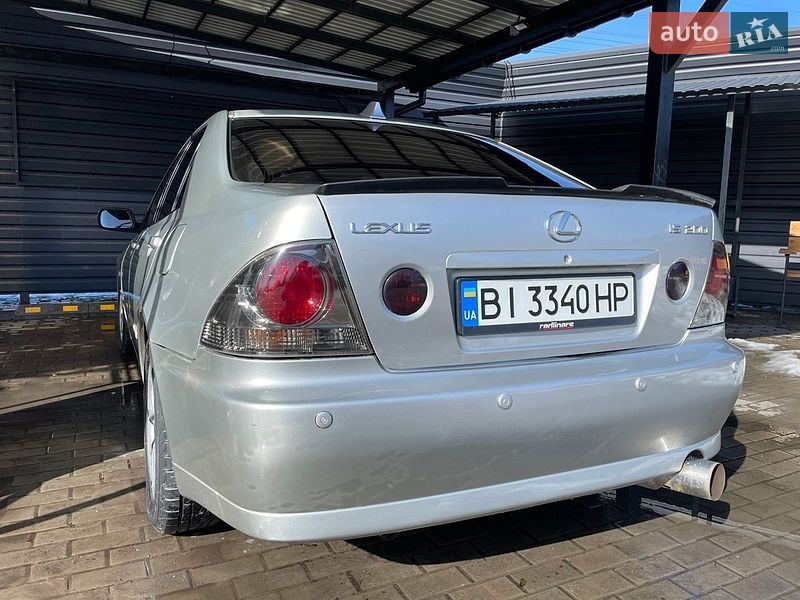 Седан Lexus IS 2000 в Миргороді