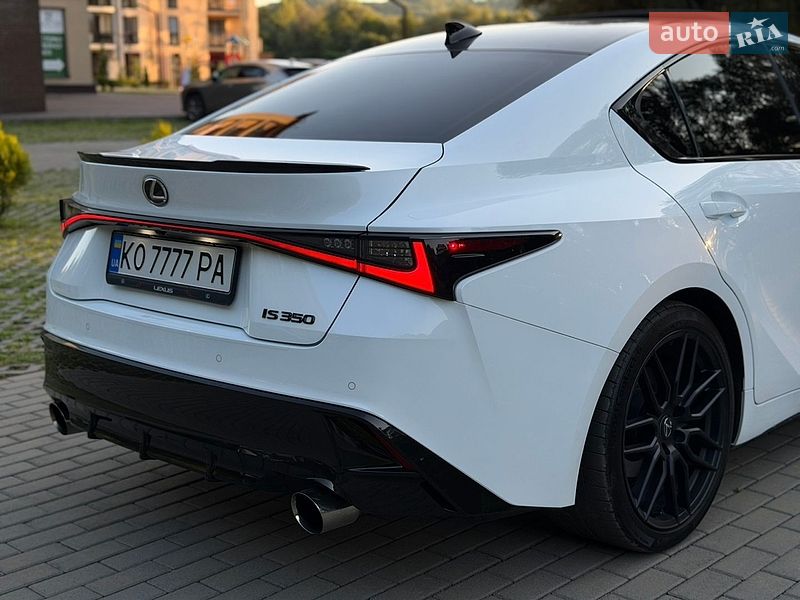 Седан Lexus IS 2023 в Сваляві