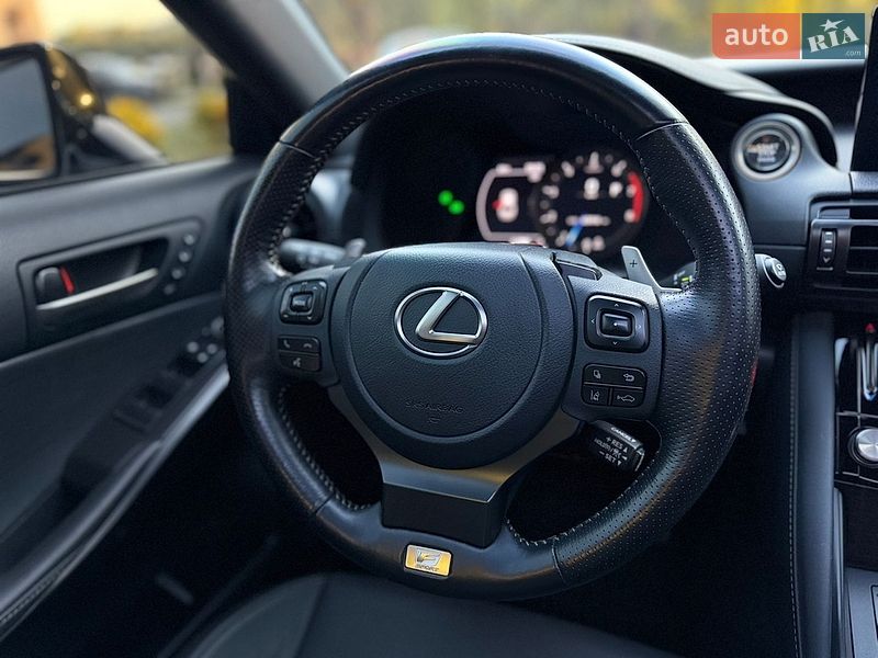 Седан Lexus IS 2023 в Сваляві