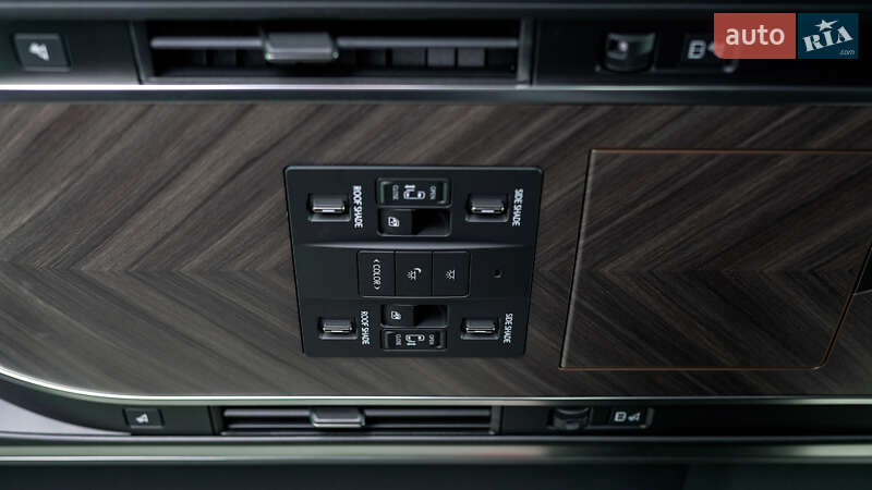 Мінівен Lexus LM 2024 в Львові