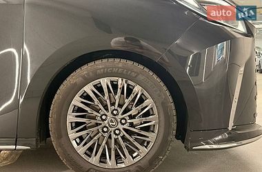 Мінівен Lexus LM 2025 в Києві